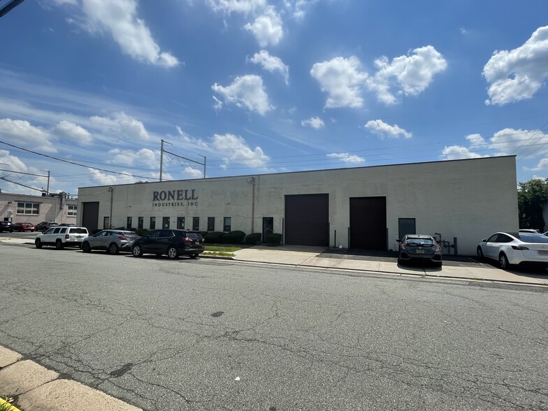 300 Cox St, Roselle, NJ à louer - Photo de l’immeuble – Image 3 sur 6
