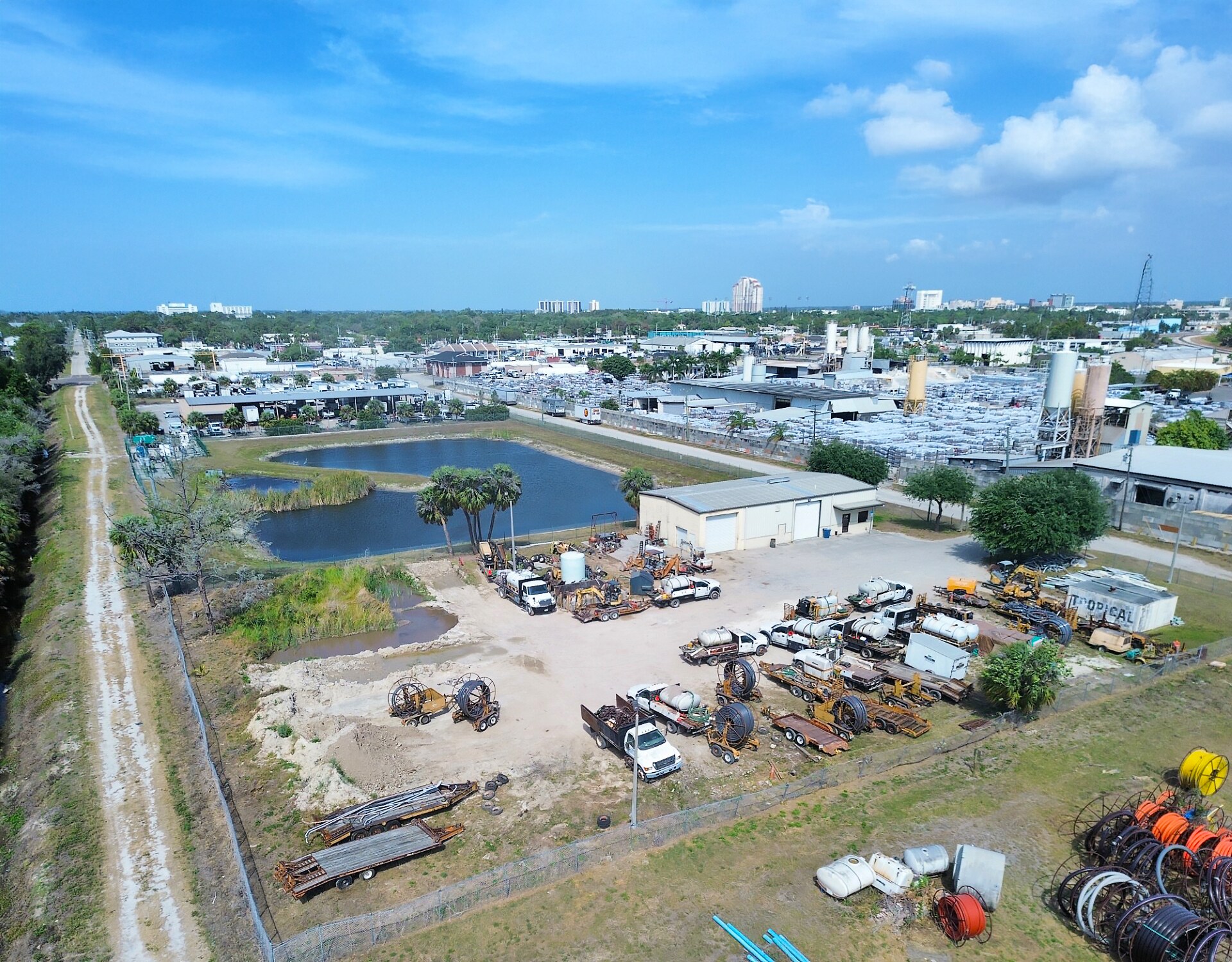 2742 Katherine St, Fort Myers, FL à louer Photo de l’immeuble– Image 1 sur 3