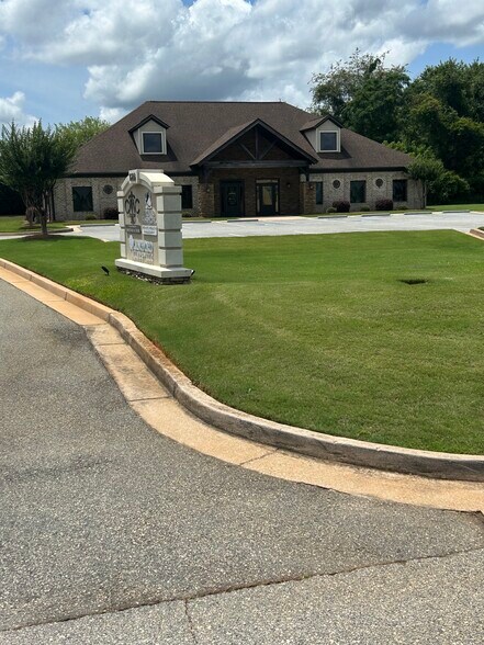 128 Tommy Stalnaker Dr, Warner Robins, GA à vendre - Photo de l’immeuble – Image 1 sur 5