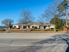 1710 E Arlington Blvd, Greenville, NC à louer Photo de l’immeuble– Image 2 sur 19