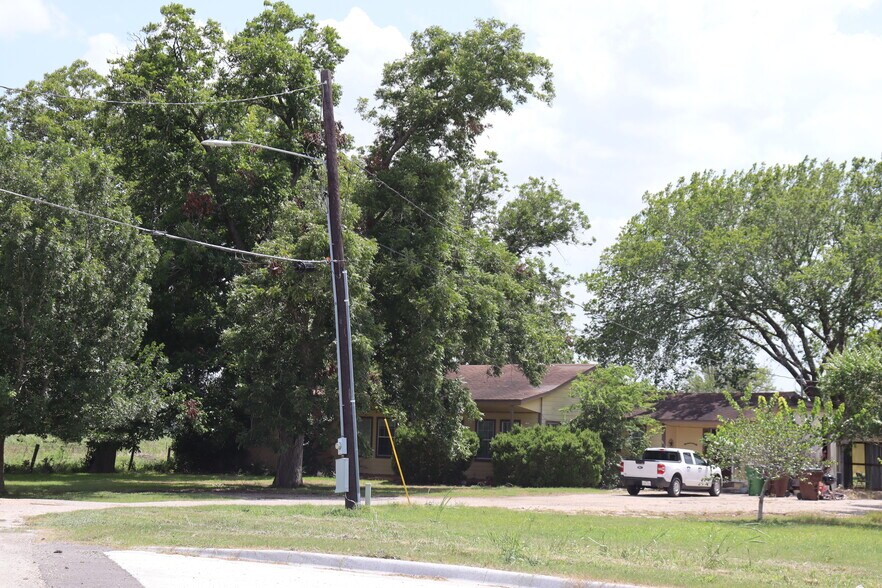 2001 Clearfork St, Lockhart, TX à vendre - Photo de l’immeuble – Image 2 sur 7