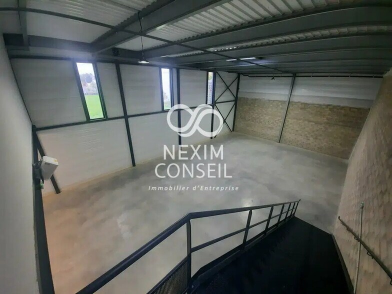 Local d’activités dans Osny à louer - Photo de l’immeuble – Image 3 sur 7