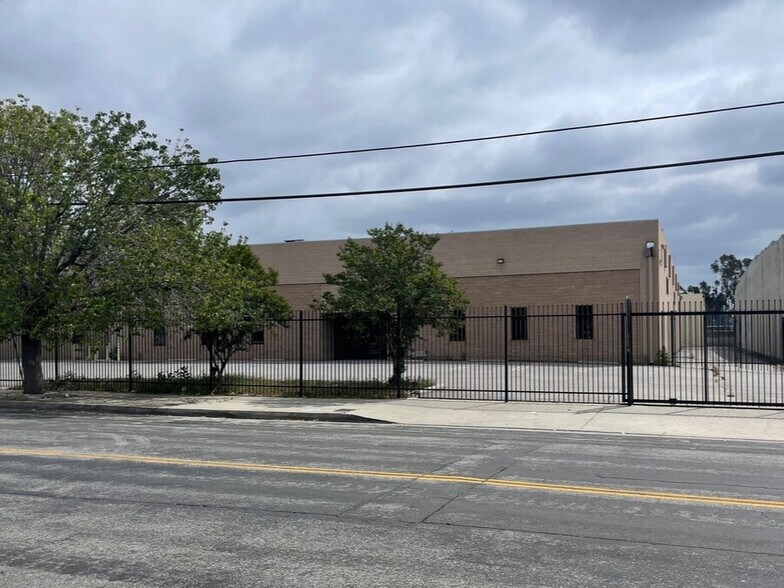 9256 Owensmouth Ave, Chatsworth, CA à louer - Photo de l’immeuble – Image 1 sur 7