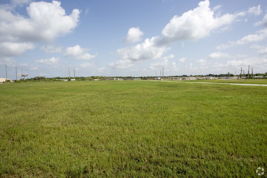 16950 Indy Dr, Fort Myers, FL à louer - Photo de l’immeuble – Image 3 sur 8