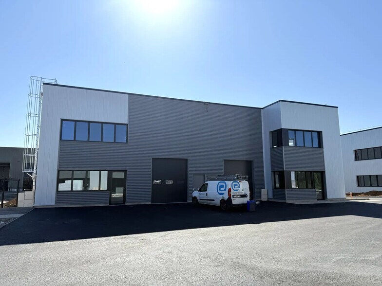 Local d’activités dans OULLINS-PIERRE-BÉNITE à louer - Photo de l’immeuble – Image 2 sur 9