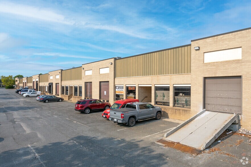 14088 Sullyfield Cir, Chantilly, VA à louer - Photo de l’immeuble – Image 2 sur 6