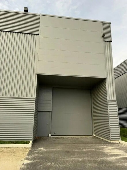 Local d'activités dans Chanteloup-en-Brie à vendre - Photo de l’immeuble – Image 1 sur 11