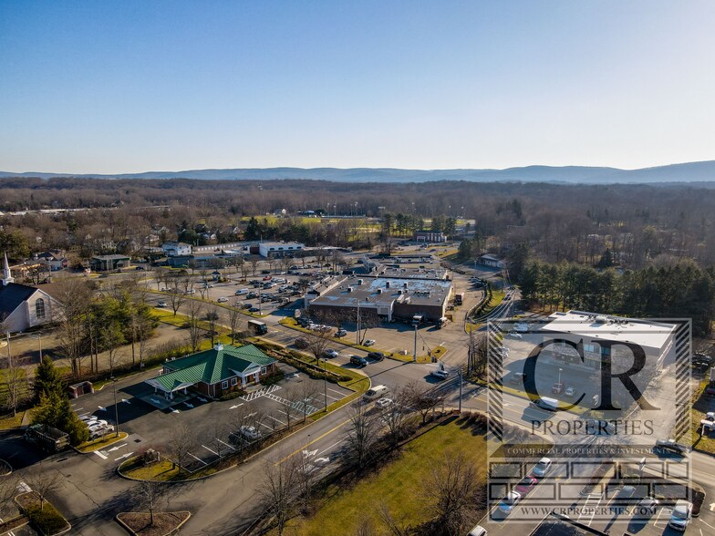 415 Route 376, Hopewell Junction, NY à vendre - Photo de l’immeuble – Image 2 sur 24