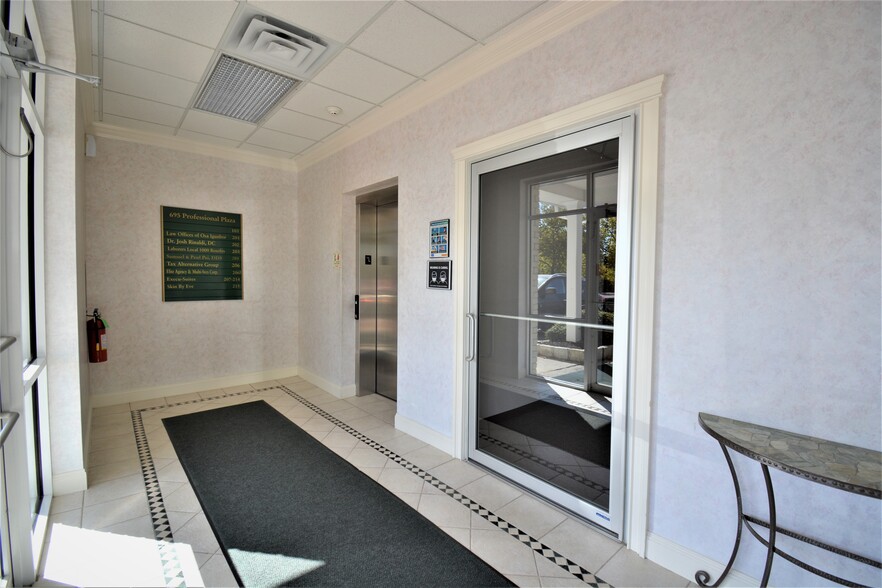 695 Dutchess, Poughkeepsie, NY à louer - Hall d’entrée – Image 3 sur 6