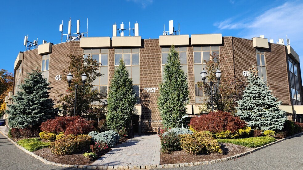 2 W Northfield Rd, Livingston, NJ à louer - Photo de l’immeuble – Image 1 sur 13