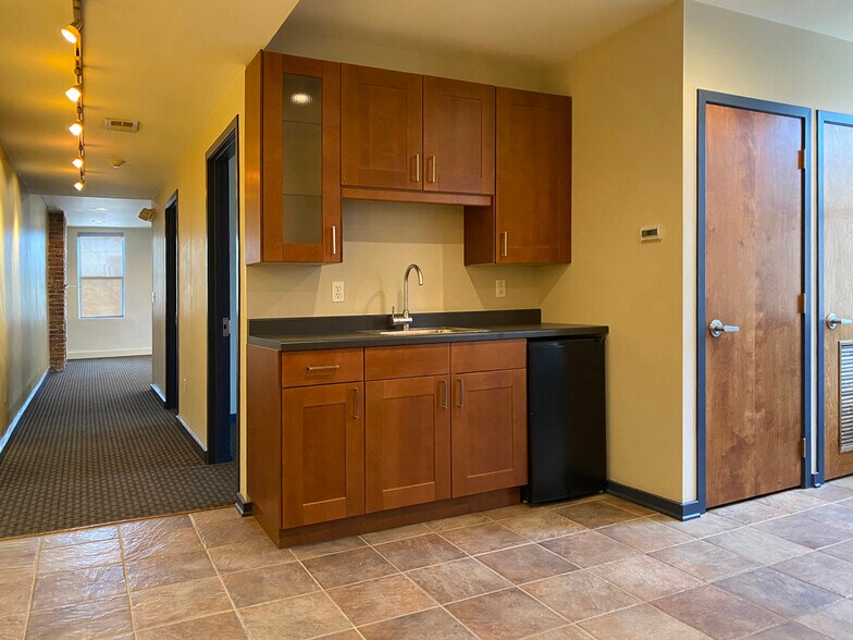 2429 E Carson St, Pittsburgh, PA à louer - Photo intérieure – Image 3 sur 9