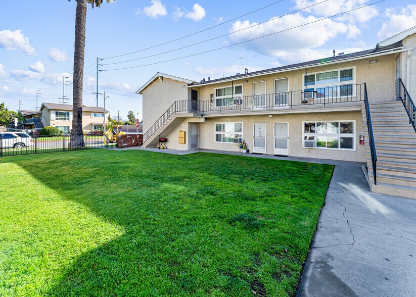 2334 E Santa Fe Ave, Fullerton, CA à vendre - Photo de l’immeuble – Image 3 sur 9