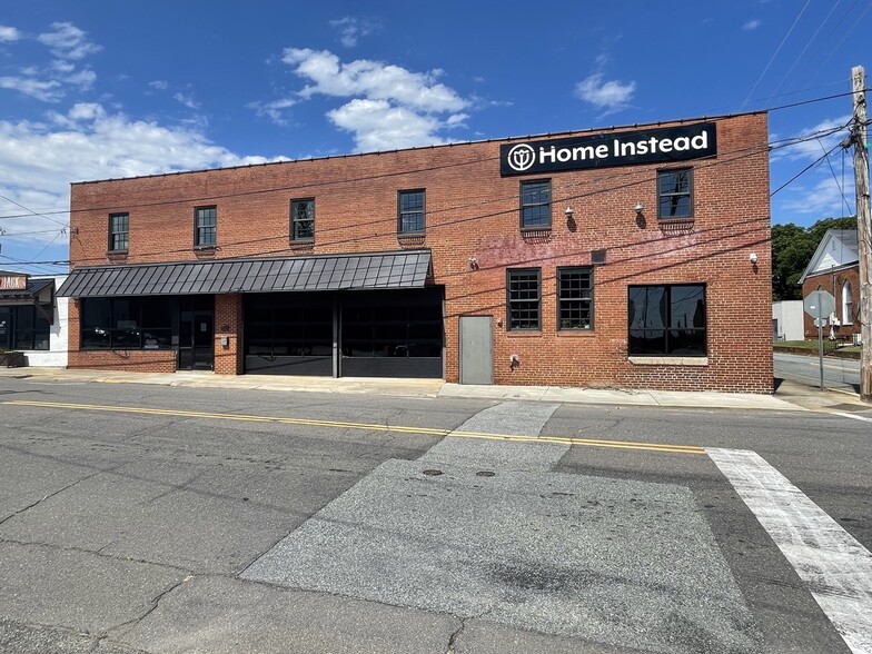 30 E 1st St, Lexington, NC à louer - Photo principale – Image 1 sur 15