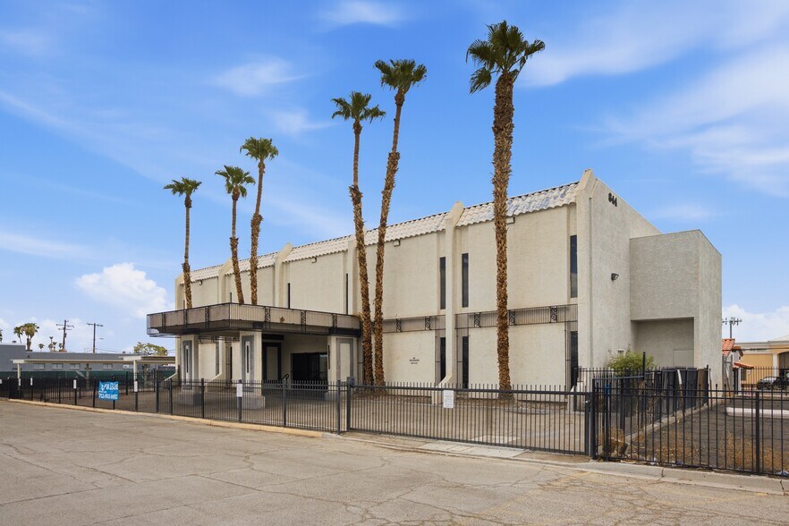 844 E Sahara Ave, Las Vegas, NV à louer - Photo de l’immeuble – Image 3 sur 32