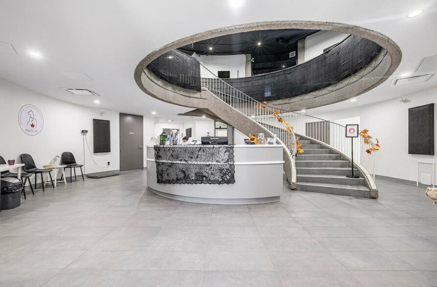 2300 Carling Ave, Ottawa, ON à louer - Photo intérieure – Image 2 sur 5