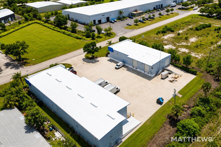 7328 Commercial Cir, Fort Pierce, FL à louer - Photo de l’immeuble – Image 2 sur 3