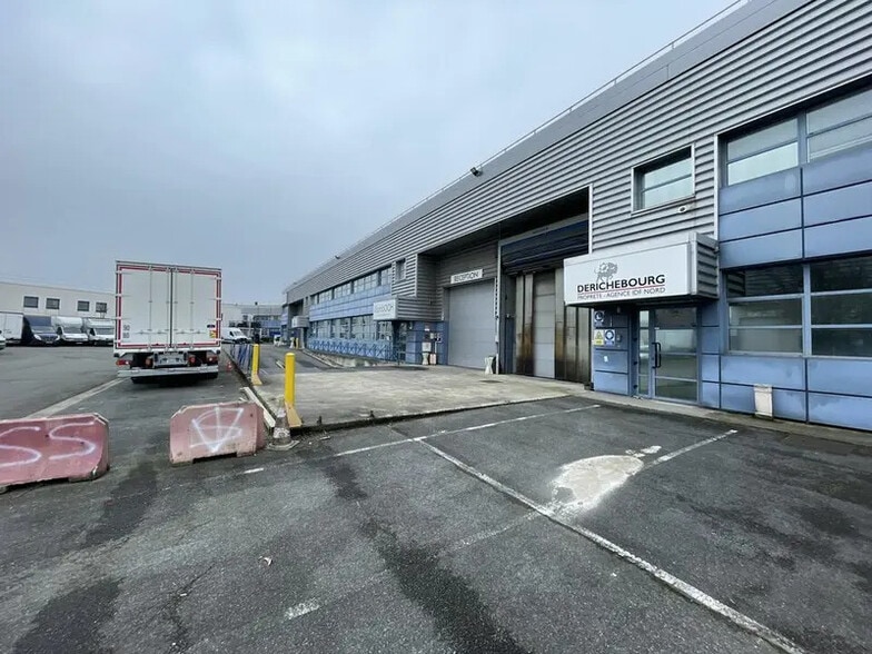 Local d’activités dans La Courneuve à louer - Photo de l’immeuble – Image 2 sur 11