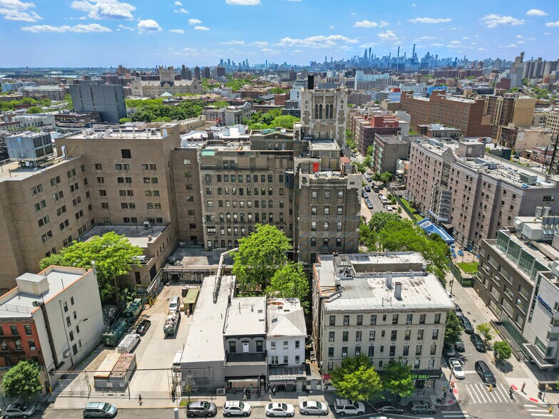 576 E 169th St, Bronx, NY à vendre - Photo de l’immeuble – Image 3 sur 12