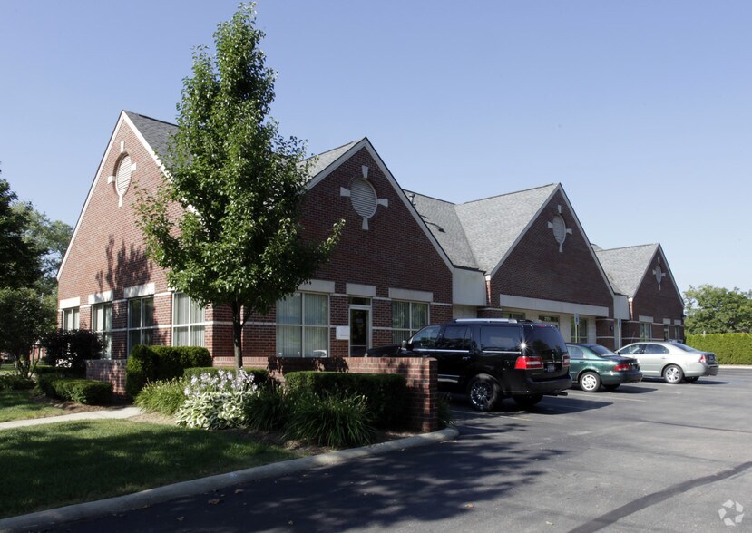 2151 E 14 Mile Rd, Birmingham, MI à louer - Photo de l’immeuble – Image 2 sur 3