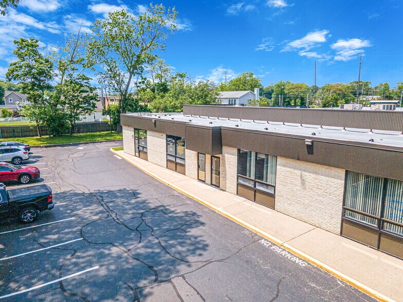 152 Islip Ave, Islip, NY à louer - Photo de l’immeuble – Image 2 sur 3