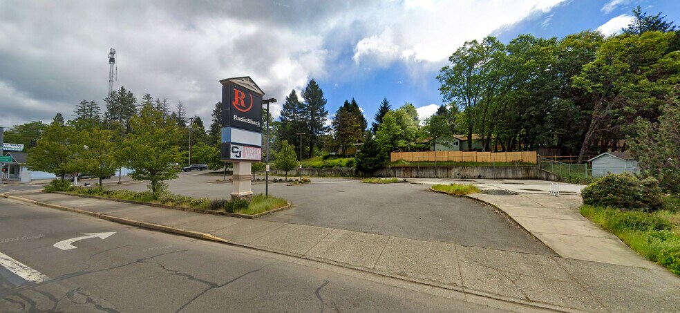 145 Redwood Hwy, Cave Junction, OR à vendre - Photo de l’immeuble – Image 1 sur 5