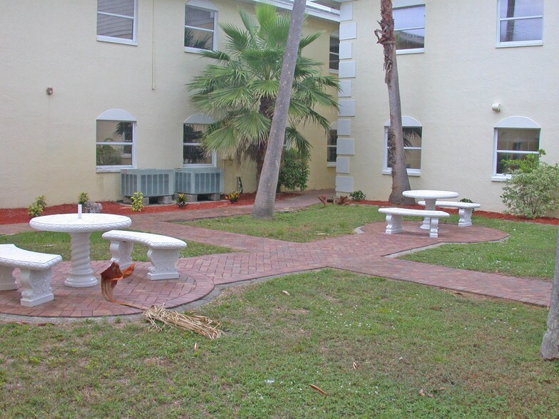 13180 N Cleveland Ave, North Fort Myers, FL à vendre - Photo de l’immeuble – Image 2 sur 9