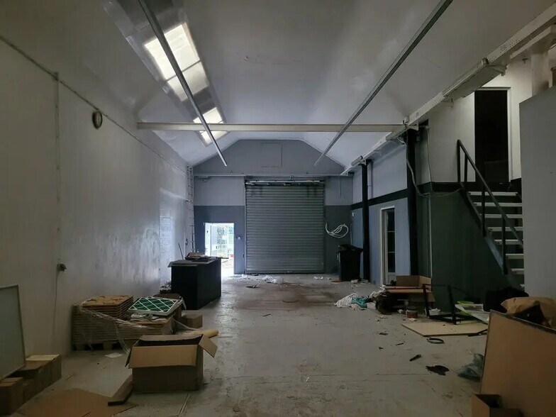 Local d’activités dans Le Houlme à louer - Photo intérieure – Image 2 sur 9