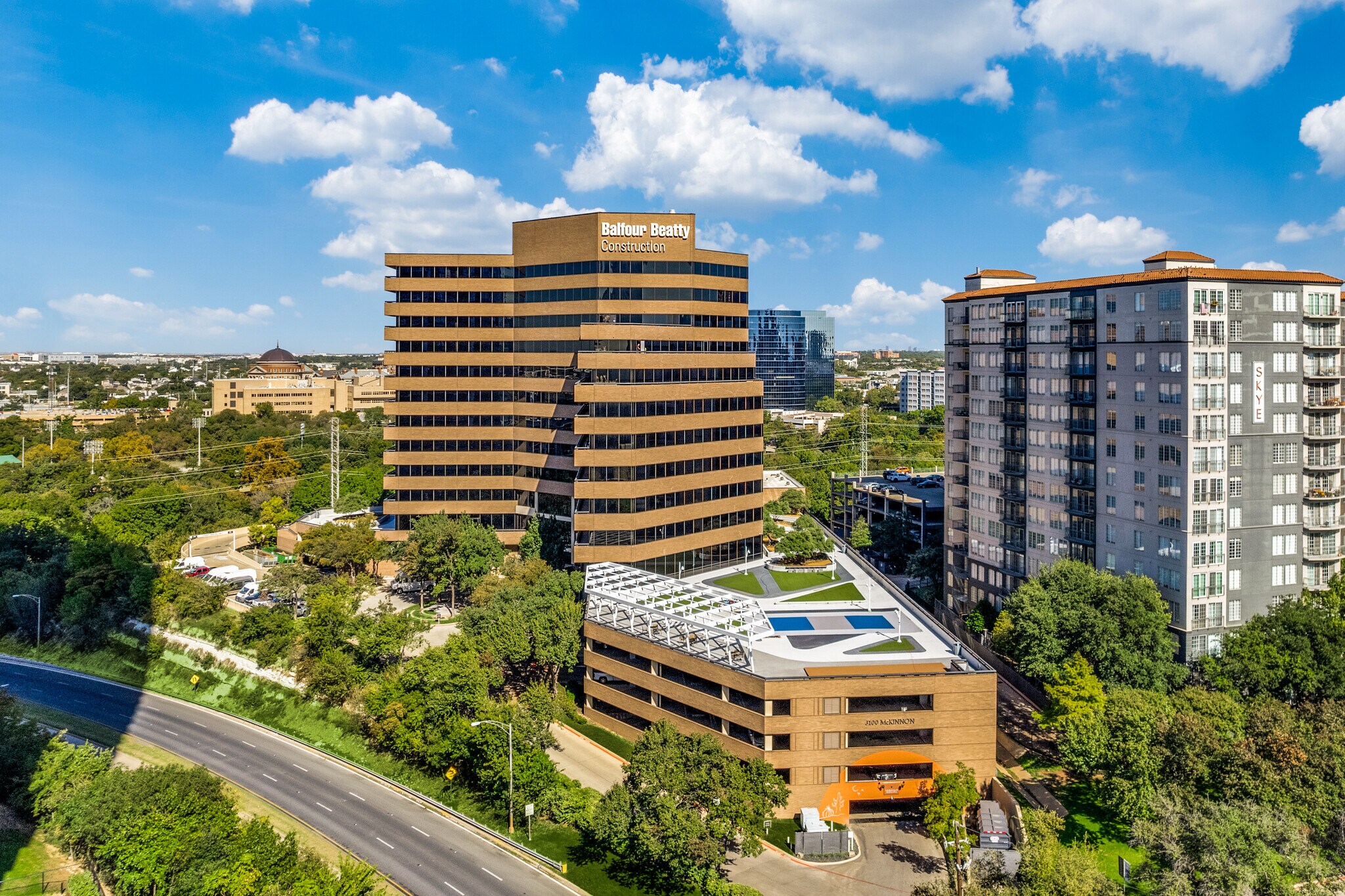 3100 McKinnon St, Dallas, TX à louer Photo de l’immeuble– Image 1 sur 12