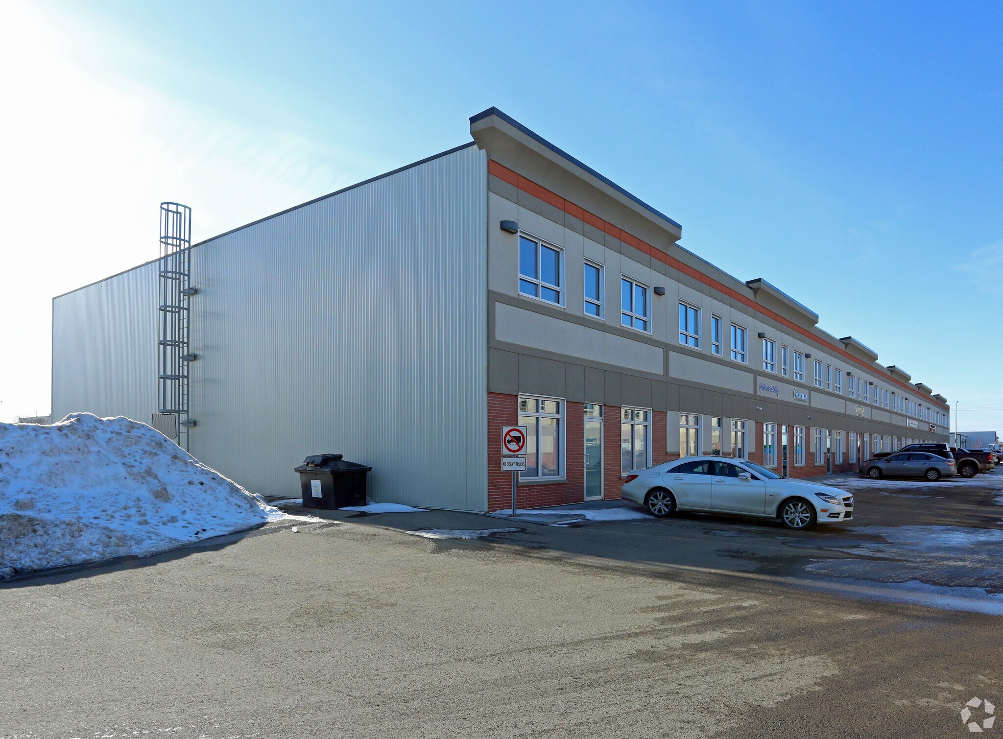 13135-13161 156th St NW, Edmonton, AB à vendre Photo principale– Image 1 sur 31