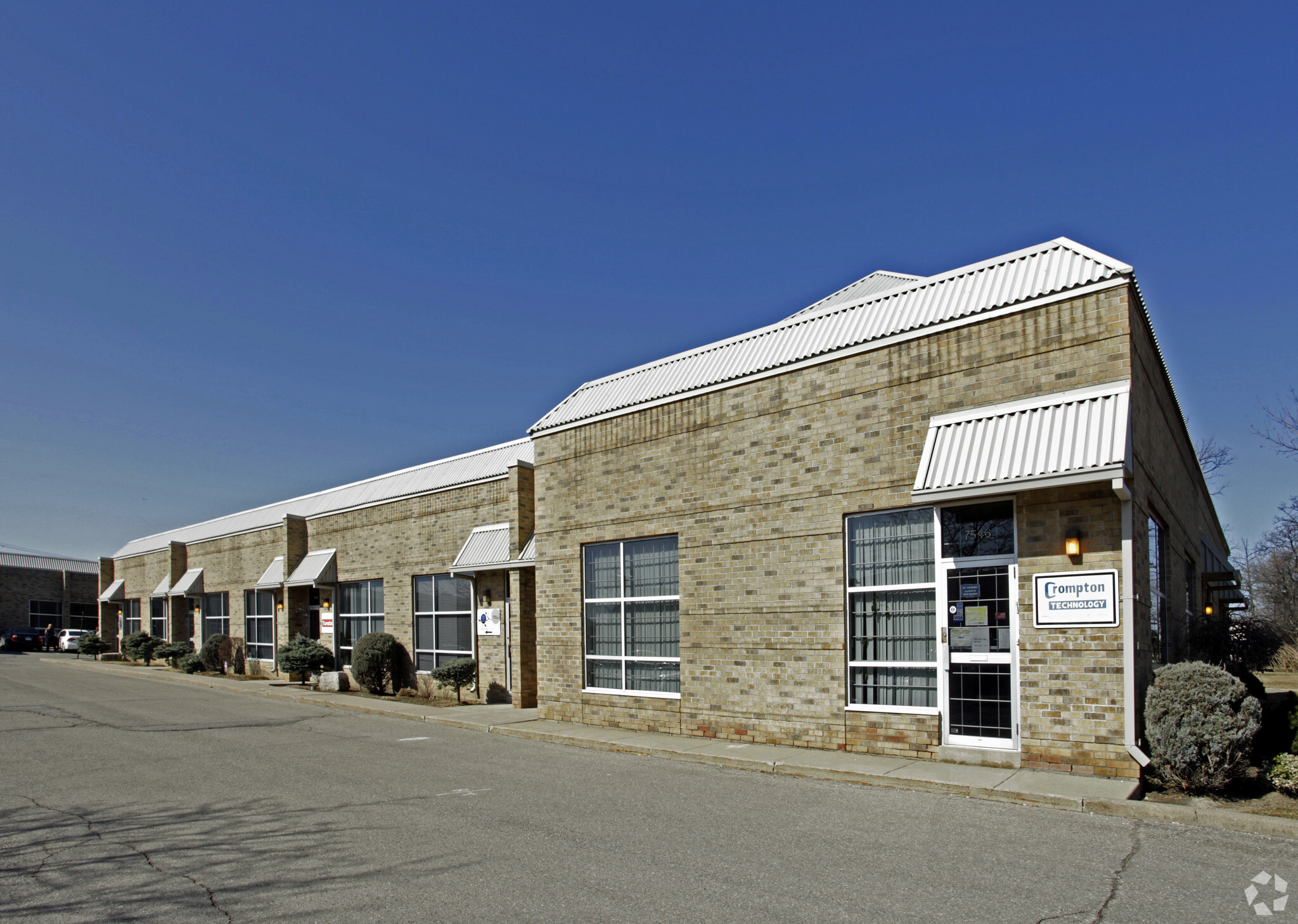 7528-7550 Bath Rd, Mississauga, ON à louer Photo principale– Image 1 sur 3