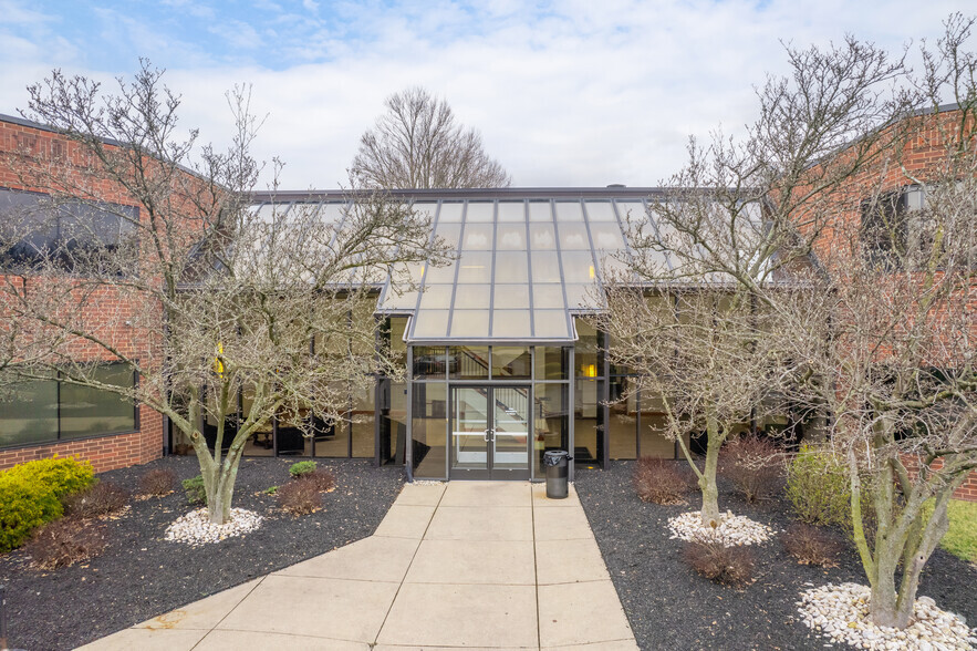 740 Springdale Dr, Exton, PA à louer - Photo de l’immeuble – Image 1 sur 8