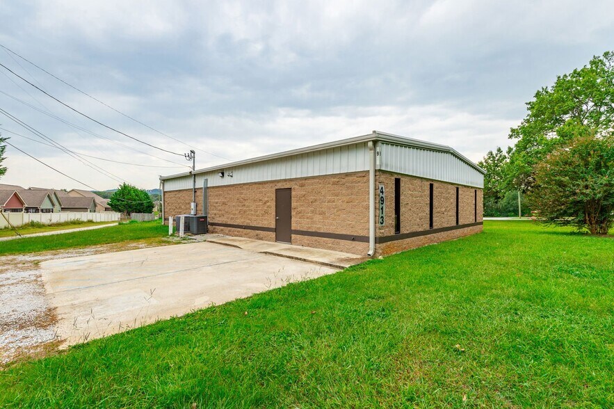 4913 Adams Rd, Hixson, TN à louer - Photo de l’immeuble – Image 2 sur 17