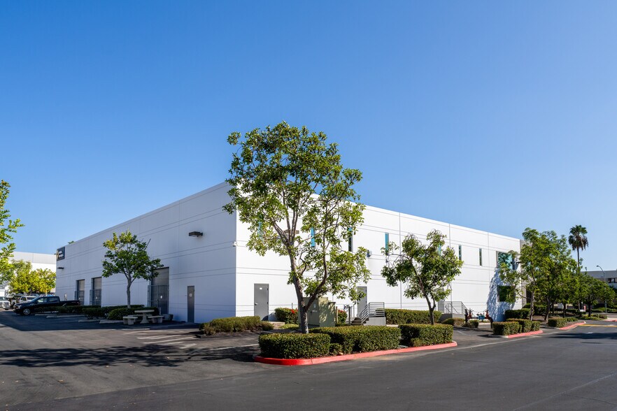 5625-5629 Copley Dr, San Diego, CA à louer - Photo de l’immeuble – Image 2 sur 2