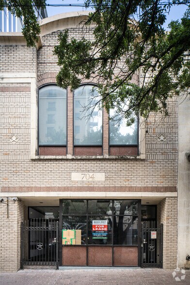 704 Congress Ave, Austin, TX à louer - Photo de l’immeuble – Image 1 sur 8