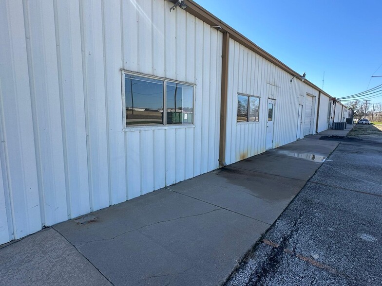 1705 Industrial blvd, Brenham, TX à louer - Photo de l’immeuble – Image 3 sur 4