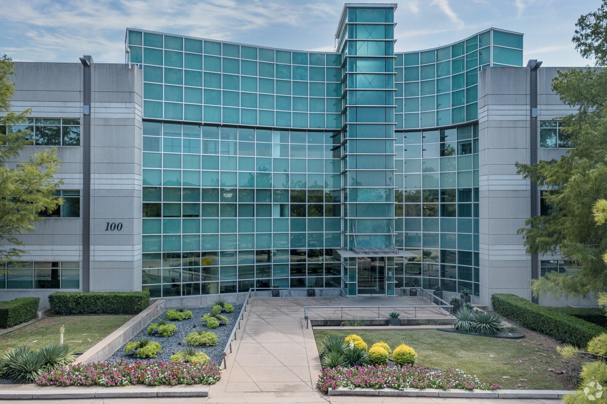 100 E Royal Ln, Irving, TX à louer Photo principale– Image 1 sur 15