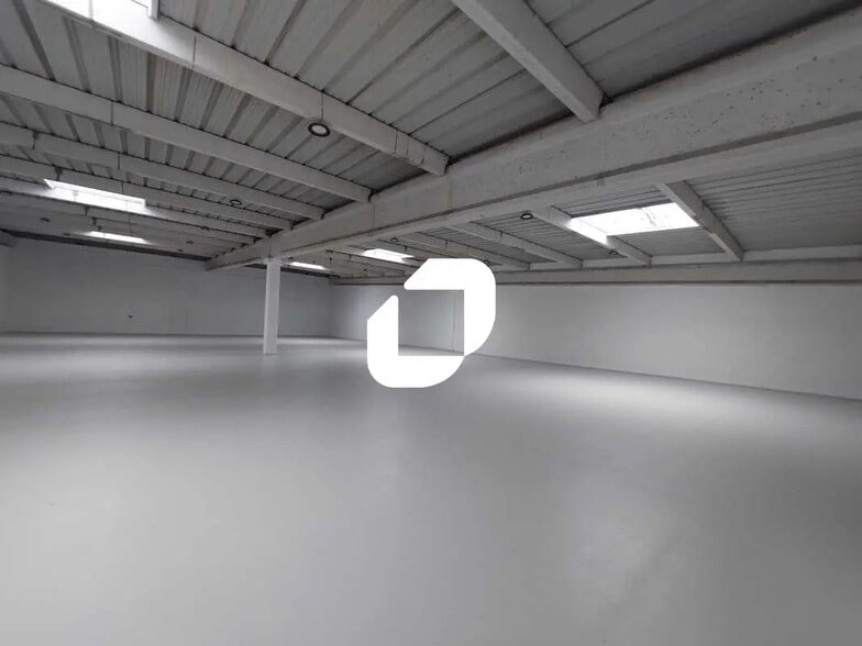 Local d’activités dans Coignières à louer - Photo de l’immeuble – Image 3 sur 10