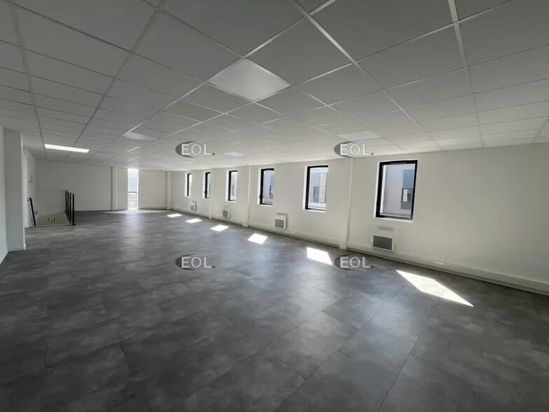 Local d’activités dans Les Mureaux à louer - Photo de l’immeuble – Image 3 sur 5