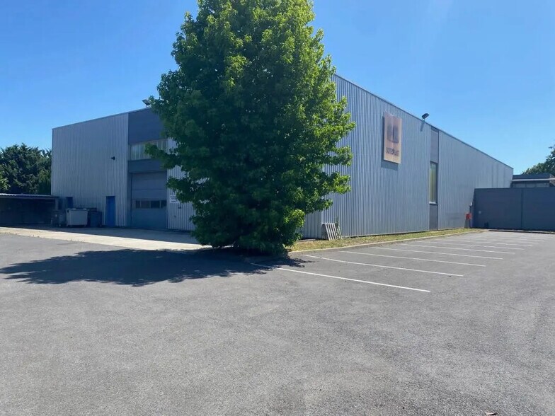 Local d’activités dans Le Plessis-Bouchard à louer - Photo de l’immeuble – Image 2 sur 5
