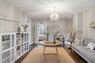 121 N Washington St, Naperville, IL à louer Photo intérieure– Image 2 sur 33