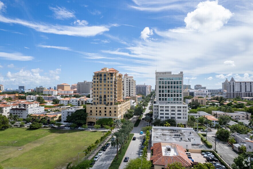 1607 Ponce de Leon, Coral Gables, FL à vendre - Photo de l’immeuble – Image 2 sur 8