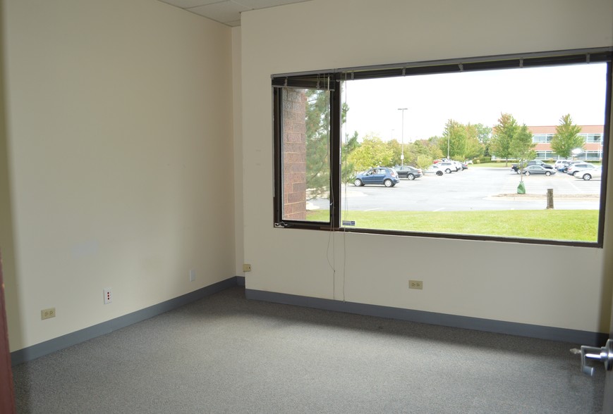 915 N Plum Grove Rd, Schaumburg, IL à louer - Photo intérieure – Image 3 sur 17