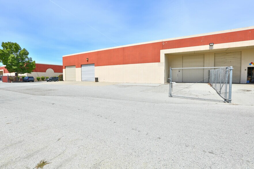 255 Apollo Way, Hollister, CA à louer - Photo de l’immeuble – Image 3 sur 51
