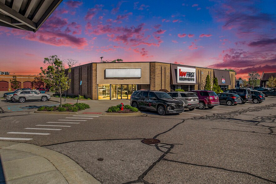 102-132 N Leroy St, Fenton, MI à louer - Photo de l’immeuble – Image 2 sur 4