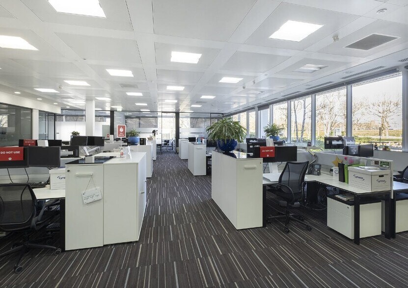 1 Longwalk Rd, Uxbridge à louer - Photo intérieure – Image 2 sur 8