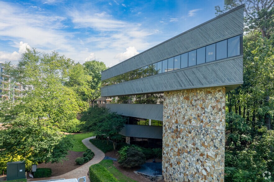 2400 Lake Park Dr SE, Smyrna, GA à louer - Photo de l’immeuble – Image 3 sur 5