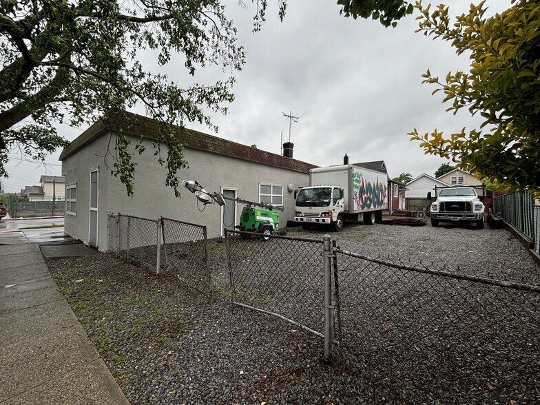 120 Cherry Ln, Floral Park, NY à louer - Photo de l’immeuble – Image 3 sur 3