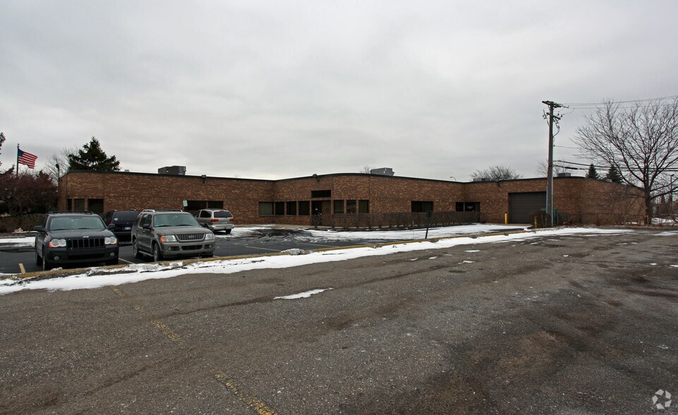 2111 Walter P Reuther Dr, Warren, MI à louer - Photo de l’immeuble – Image 3 sur 8