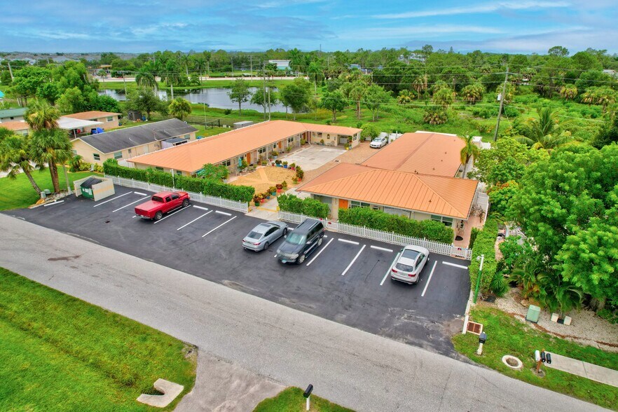 4520 Gulfstream Dr, Naples, FL à vendre - Photo de l’immeuble – Image 1 sur 31