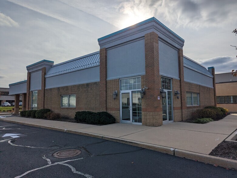 136 Talmadge Rd, Edison, NJ à louer - Photo de l’immeuble – Image 2 sur 12